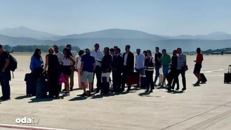 bakan-mehmet-nuri-ersoy-ucak-sirasinda-563yXRbu.jpg