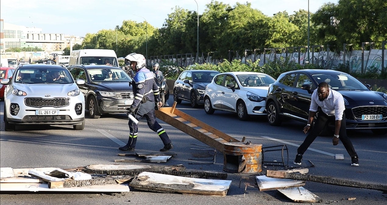fransa yeni basbakanini protestolarla karsiladi paris sokaklari savas alani IuKK9hjr