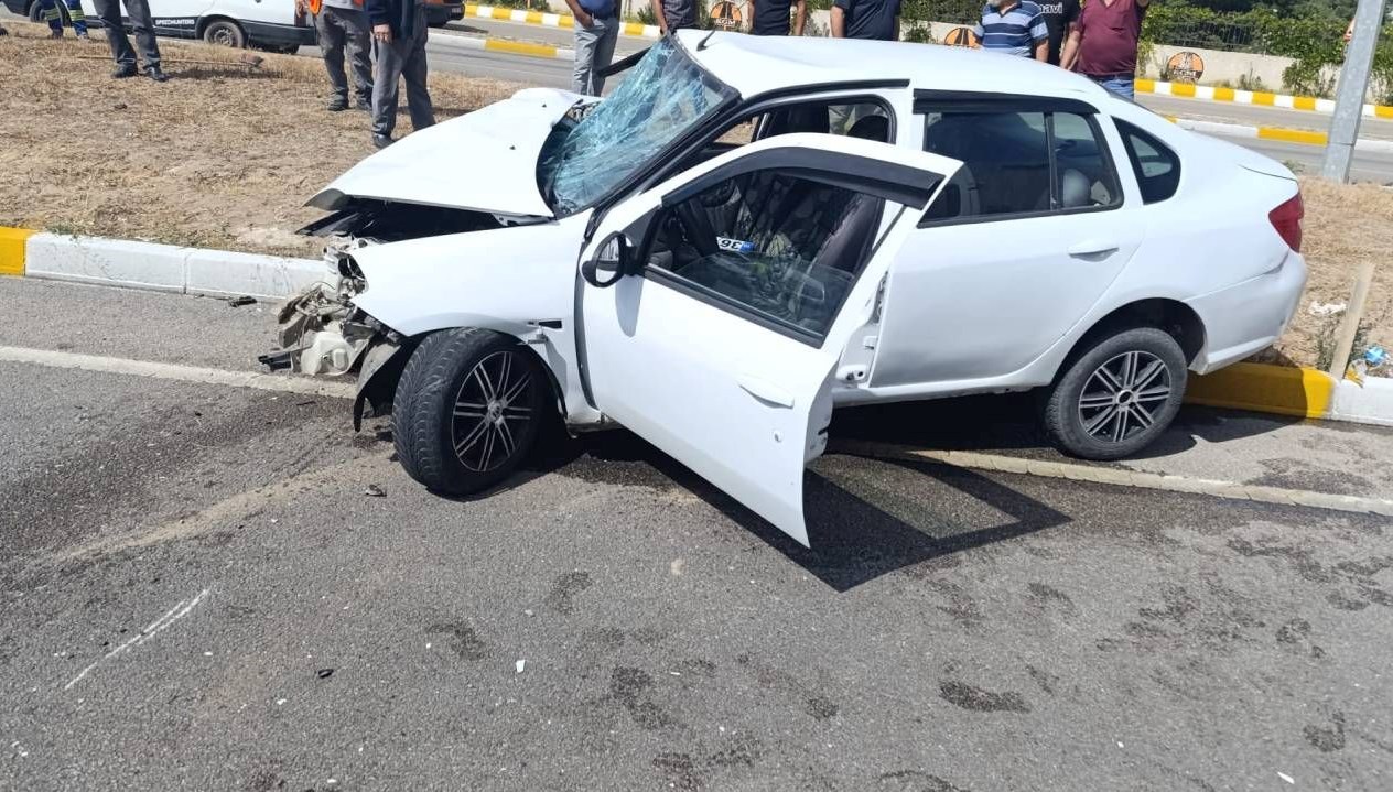 kepceye carpan otomobilin surucusu yaralandi mcK5s6pj