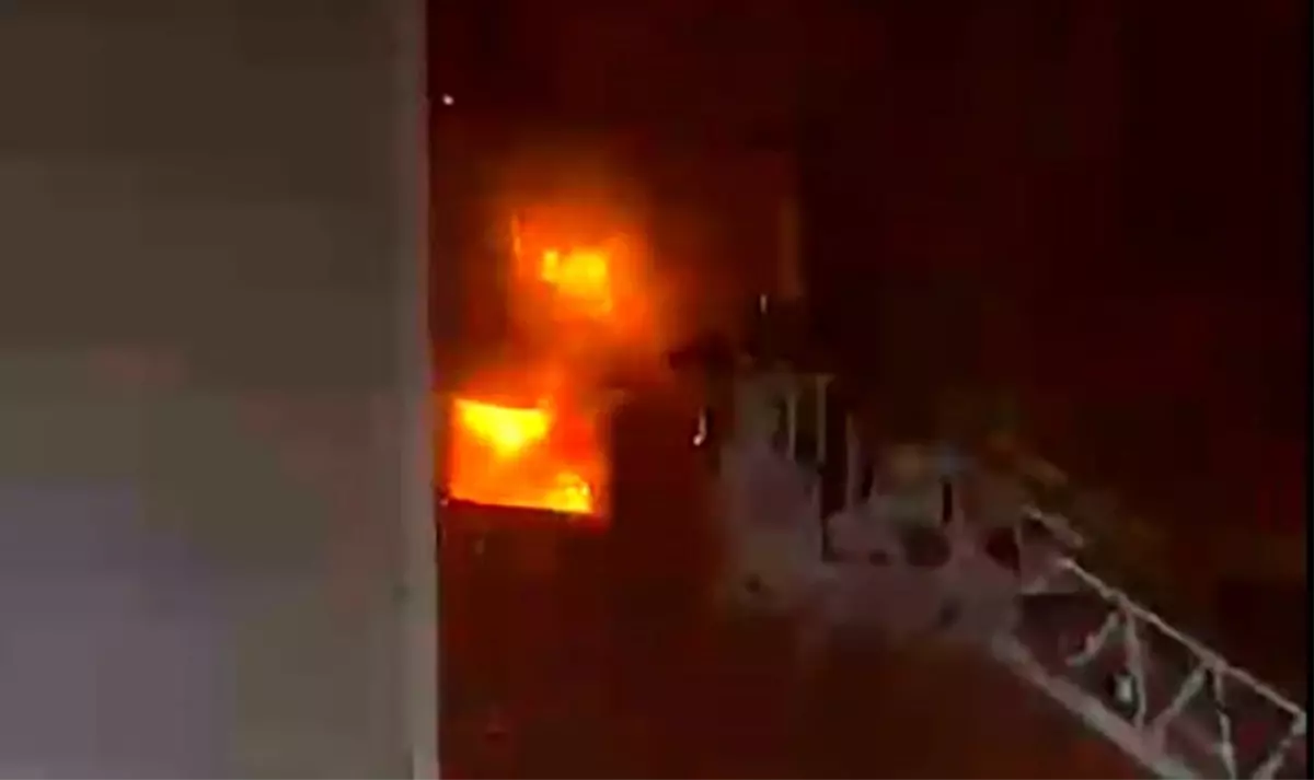 4 katli mobilya deposunda yangin urunler kullanilamaz hale geldi Jaey44g3.jpg