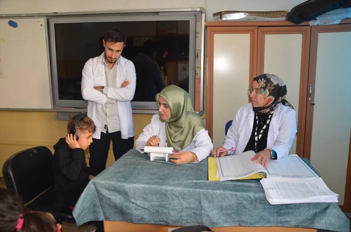 musta ogrencilere isitme testi uygulaniyor LiIbbutE.jpg