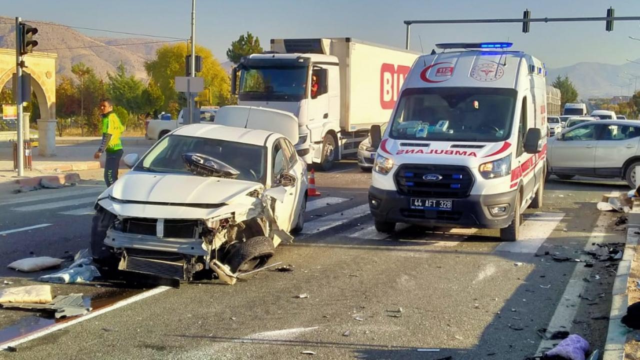 malatyada iki otomobil carpisti yaralilar var k8PSehQx.jpg