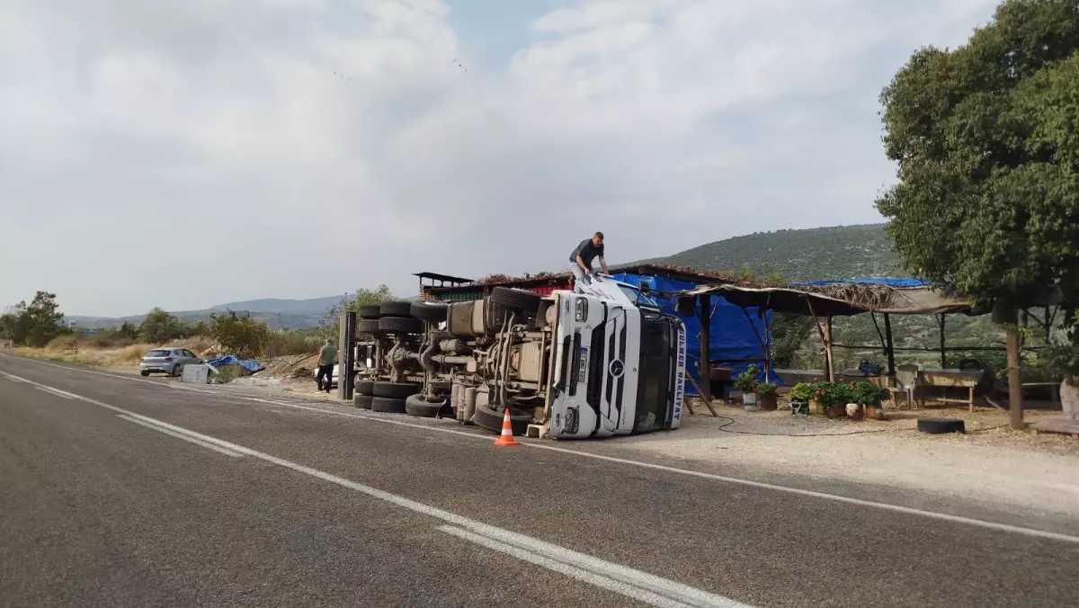 tarsusta kamyon devrildi sofor yaralandi cgUyg4Qz.jpg