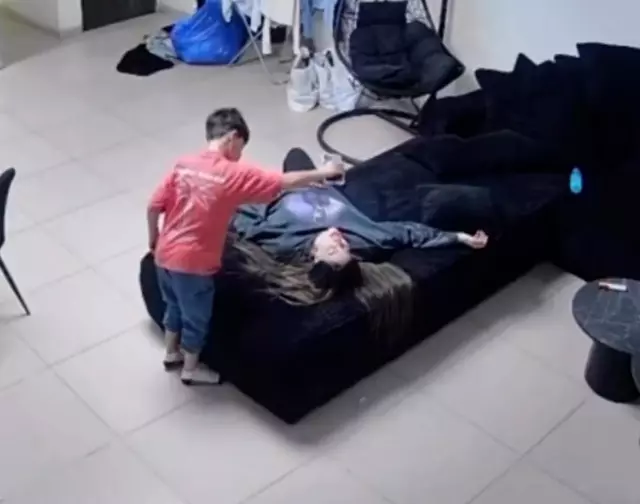 8 Yaşındaki Kahraman Çocuk, Annesinin Panik Atak Krizini Başarıyla Aşmasına Yardımcı Oldu