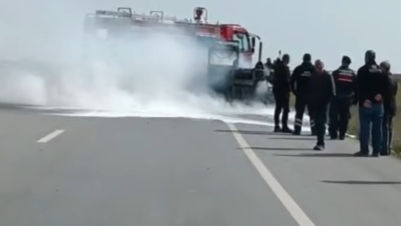 Seyir Halindeki İş Makinesi Yangında Kül Oldu