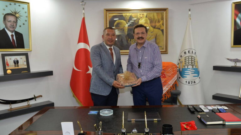 chpden-istifa-edip-akpye-gececegi-soylenen-veysel-topcunun-akp-enkazi-afisi-yeniden-gundemde-Z9qZFaQx-1