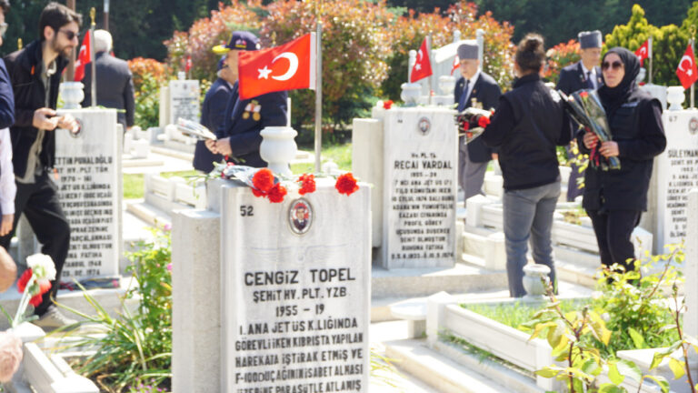 edirnekapi-sehitliginde-duygusal-anma-hava-sehitleri-unutulmadi-L1DTxBVS