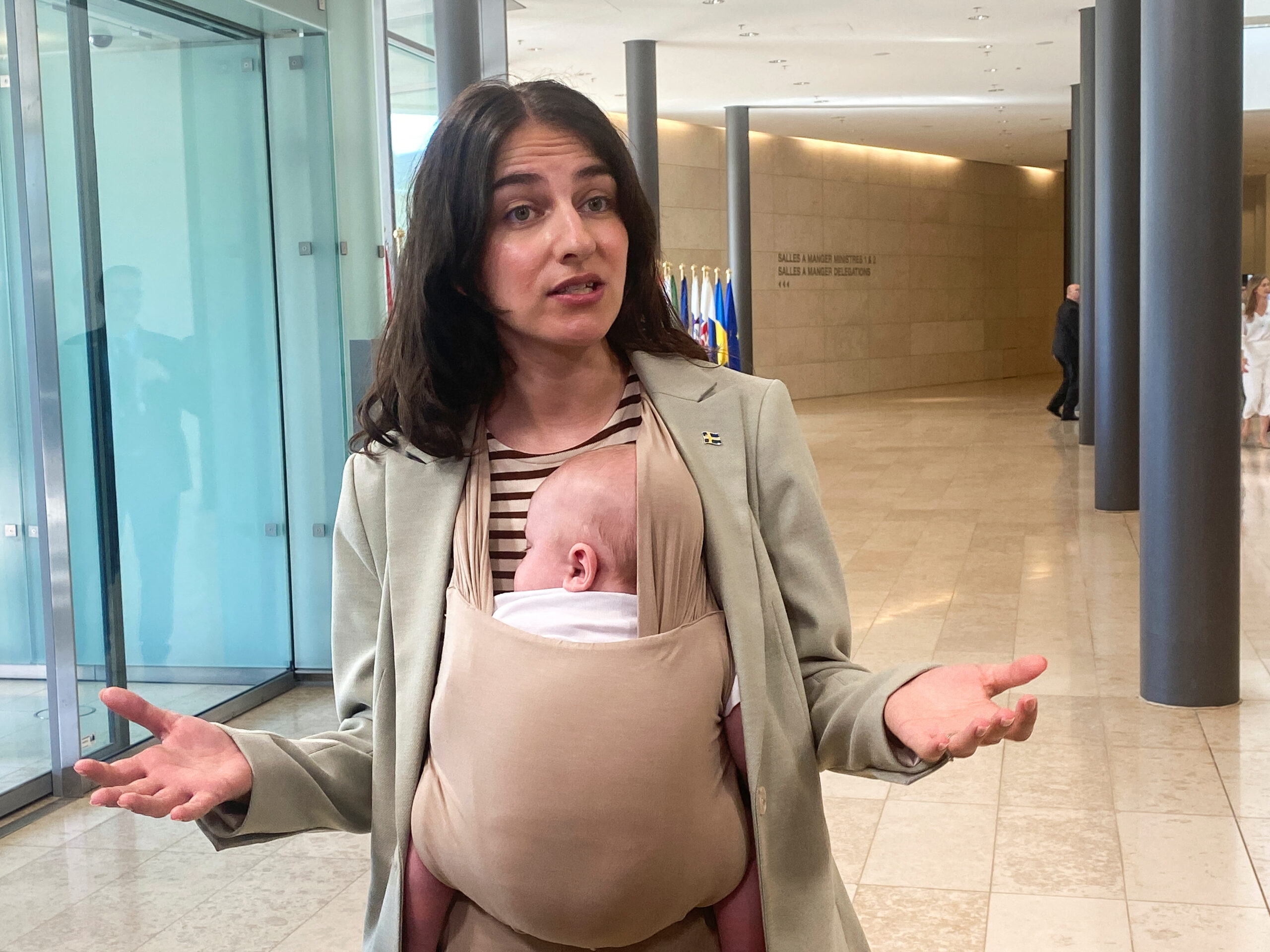 AB zirvesinde bir ilk: İsveçli bakan bebeğini getirdi