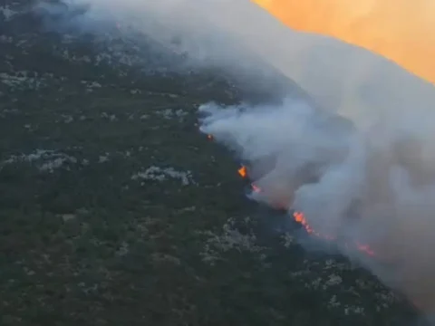 Antalya kasta orman yangini havadan ve karadan mudahale ediliyor vpymwfKd